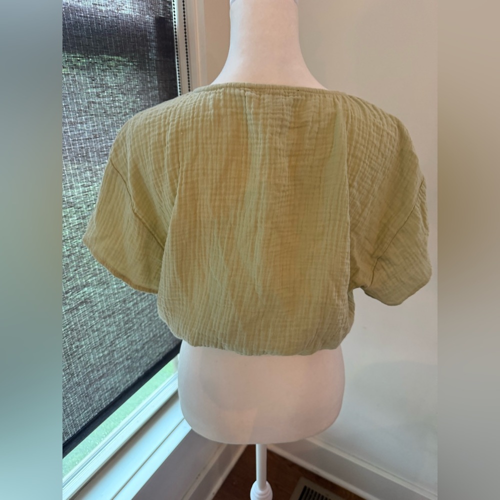 Forever 21. Pale Green Gauze Short Sleeve Crop Top. Size Small. - Picture 3 of 7